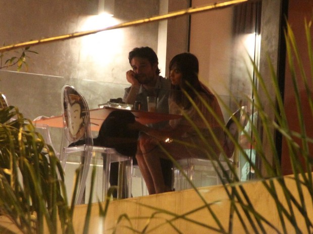 Sérgio Marone namora em restaurante na Zona Sul do Rio (Foto: Rodrigo dos Anjos/ Ag. News)