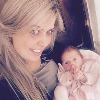 Aline Kezh com a filha de Rafael, Laura (Foto: Reprodução/Instagram)