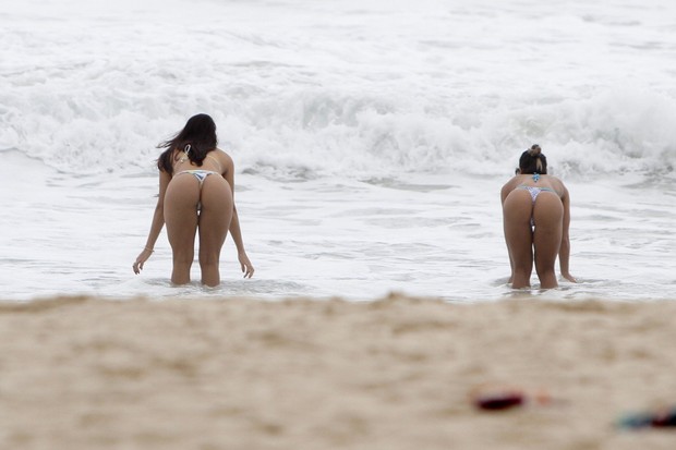 Graciella carvalho e Nuelle Alves curtem praia do Leblon, RJ (Foto: Gil Rodrigues/ FotoRio News)