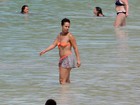 Alicia Keys vai à praia e não tira short para mergulho no mar