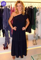 Look do dia: Carolina Dieckmann usa vestido soltinho em evento de moda