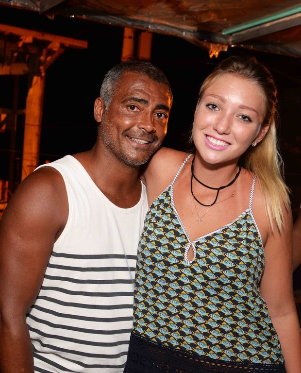 Romário e a namorada, a cantora Dixie Pratt, em festa no Rio (Foto: Ari Kaye/ Divulgação)