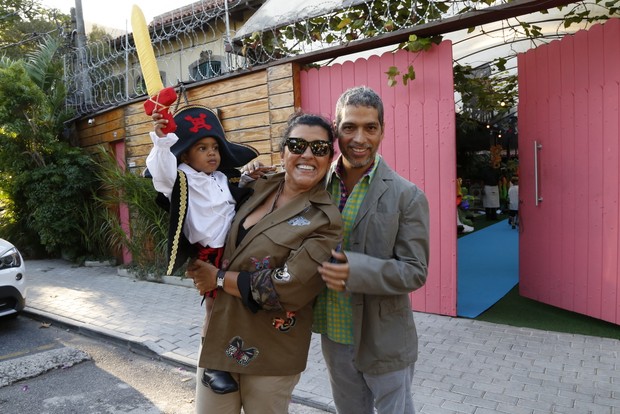 Regina Casé e Estevão Ciavatta com o filho (Foto: Felipe Assumpção/Agnews)