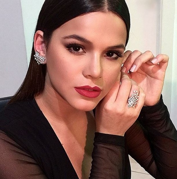 Bruna Marquezine usa joias com brilhantes (Foto: Reprodução do Instagram)