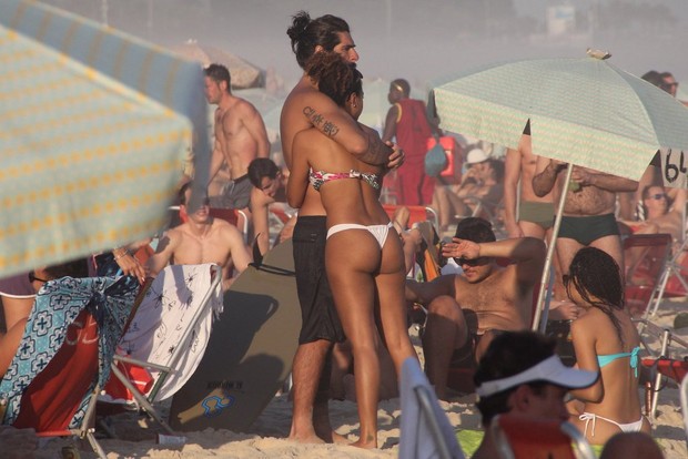 Sheron Menezzes com o namorado em praia do Rio (Foto: Rodrigo dos Anjos/AgNews)