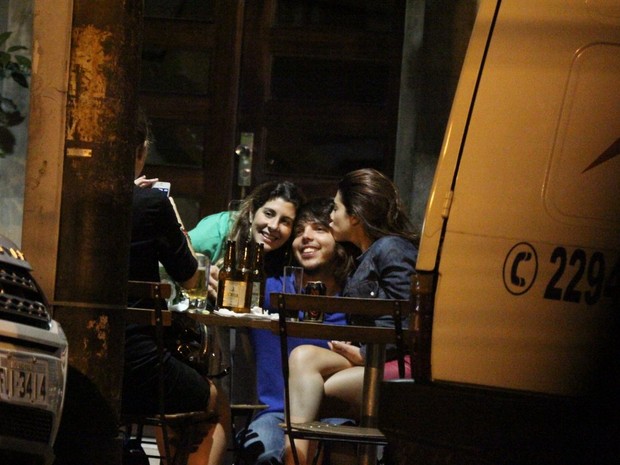 Fernanda Paes Leme com amiga em bar na Zona Sul do Rio (Foto: Delson Silva/ Ag. News)