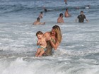 Letícia Birkheuer aproveita praia com o filho no Rio