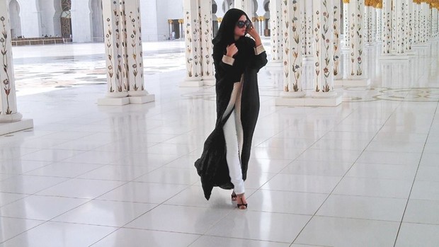 Catarina Migliorini usando abaya para visitar mesquita (Foto: Divulgação)