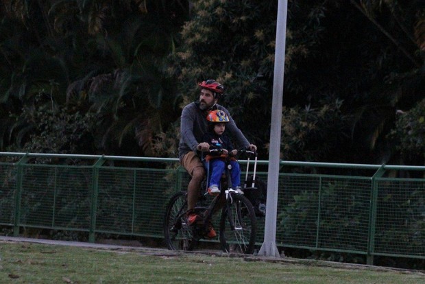 Eriberto Leão passeia com seu filho (Foto: JC pereira/agnews)
