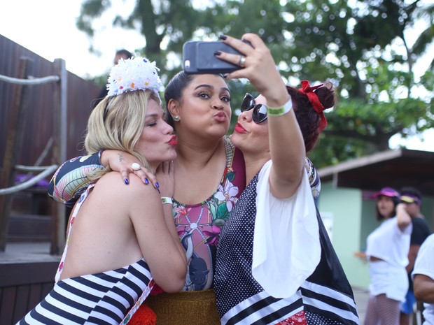 Preta Gil, Fernanda Souza e Ludmila Dayer na feijoada (Foto: Anderson Borde / AgNews)