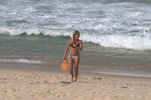 Fernanda Freitas na praia da Barra da Tijuca, RJ (Foto:  Wallace Barbosa/AgNews)