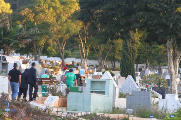 Corpo de Cleyde Yaconis chega ao cemiterio aonde será sepultado (Foto: Thiago Duran/AgNews)