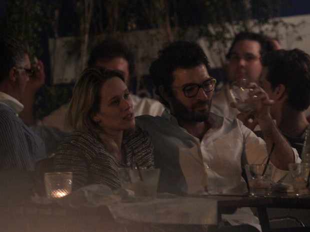 Mariana Ximenes com o namorado, Lucas Mello, em restaurante em São Paulo (Foto: Leo Franco/ Ag. News)