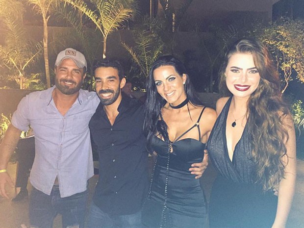 Rodrigo Phavanello, Carla Prata e Rayanne Morais com amigo em festa na Zona Oeste do Rio (Foto: Instagram/ Reprodução)