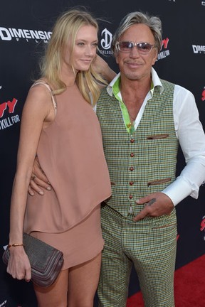 Mickey Rourke e a modelo Anastassija Makarenko em première de filme em Los Angeles, nos Estados Unidos (Foto: Charley Gallay/ Getty Images/ AFP)