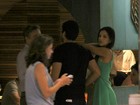Mariana Rios usa vestido curto para jantar com o namorado