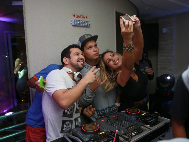 Valesca Popozuda faz selfie com o filho e Dennis DJ (Foto: Dilson Silva/Ag News)
