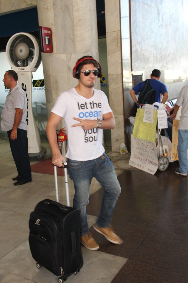 Daniel Rocha no aeroporto Santos Dumont (Foto: William Oda / Foto Rio News)