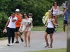 Fernanda Pontes brinca com a filha na Lagoa