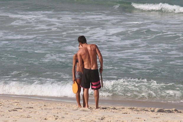 Fernanda Freitas e namorado na praia da Barra da Tijuca, RJ (Foto:  Wallace Barbosa/AgNews)