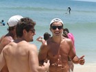 Anderson Di Rizzi e Daniel Rocha curtem praia e são tietados por fãs
