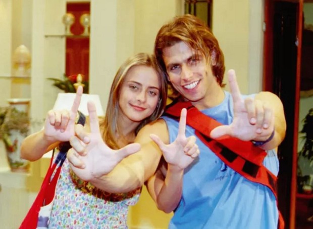 Juliana Silveira e Henri Castelli na temporada 2002 de Malhação (Foto: Divulgação Globo)