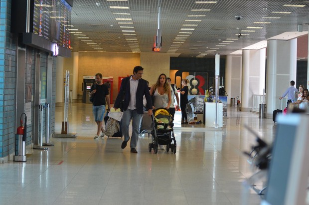 Luciano Szafir, esposa e filho no aeroporto (Foto: William Oda / Agnews)