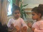 Dentinho ganha massagem nos pés das filhas gêmeas e de Dani Souza 