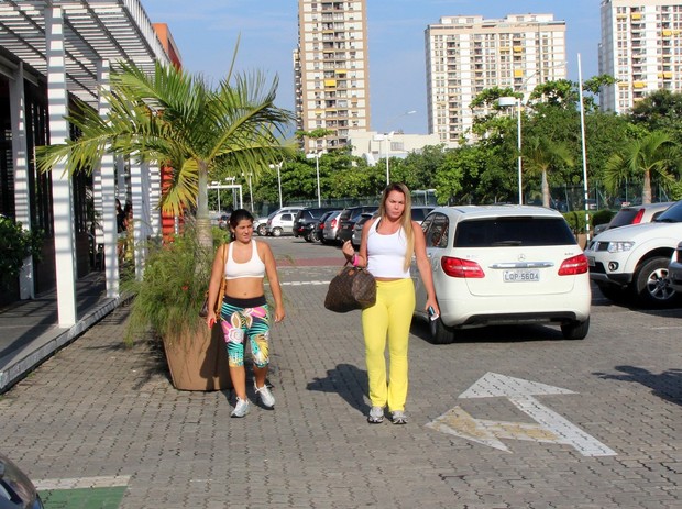 Cristina Mortágua saindo do shopping no Rio (Foto: Eli Junior / Agnews)