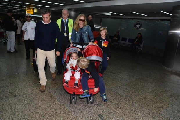 Angélica e Luciano Huck com os filhos (Foto: Caio Duran / AgNews)