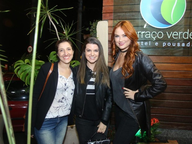 Renata Augusto, Nina Frosi e Ellen Rocche com amiga em festa na Zona Oeste do Rio (Foto: Daniel Pinheiro/ Ag. News)