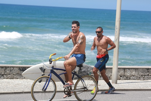 Juliano Cazarré anda de bicicleta na orla (Foto: Dilson Silva / Agnews)