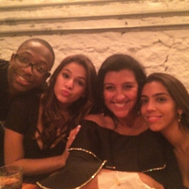 Mumuzinho, Bruna Marquezine, Regina Casé e Benedita em restaurante na Zona Sul do Rio (Foto: Instagram/ Reprodução)