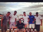 Kléber Bambam posta foto com amigos após saída do 'BBB 13'