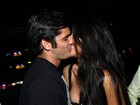Bruno Gissoni e Yanna Lavigne trocam beijos em show no Rio