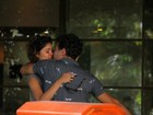 Grávida, Sophie Charlotte troca beijos com Daniel de Oliveira no Rio
