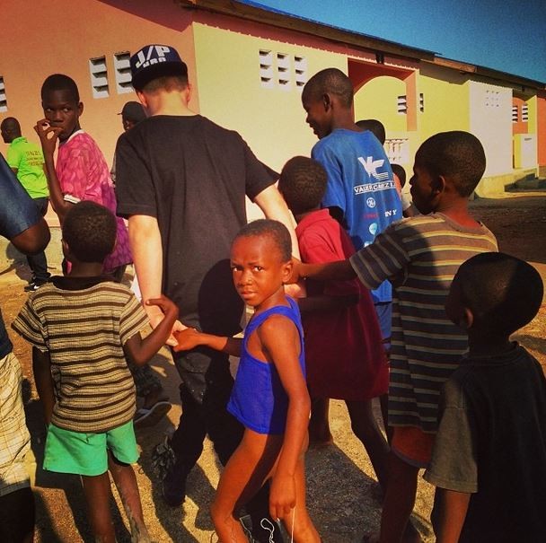 Rocco, filho da Madonna, com crianças no Haiti (Foto: Instagram / Reprodução)