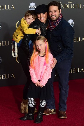 Jason Priestlly com a família em première em Los Angeles, nos Estados Unidos (Foto: Frederick M. Brown/ Getty Images/ AFP)