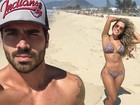 Adriana curte praia com Rodrigão e faz pose de biquíni