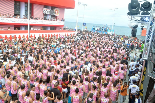 Multidão acompanha Claudia Leitte no carnaval de Salvador (Foto: Joilson César / Ag Haack)