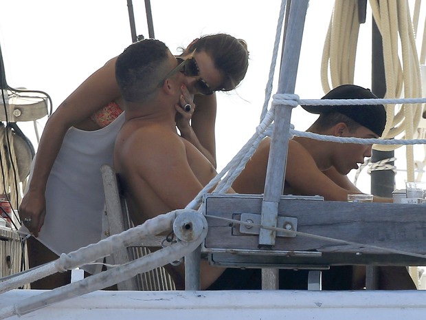 Ronaldo Fenômeno beija a namorada, Paula Morais, em Ibiza (Foto: Grosby Group/ Agência)