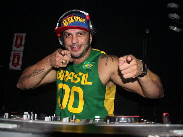 Kléber Bambam se apresenta como DJ em boate no Rio (Foto: Gabriel Rangel/ Ag. News)