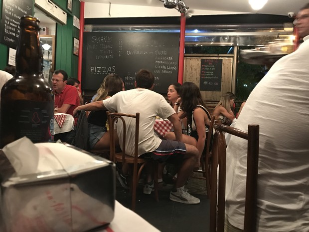 Bruno Gissoni em bar com grupo de garotas (Foto: EGO)