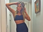 Ex-BBB Adriana posa com look sexy e mostra curvas