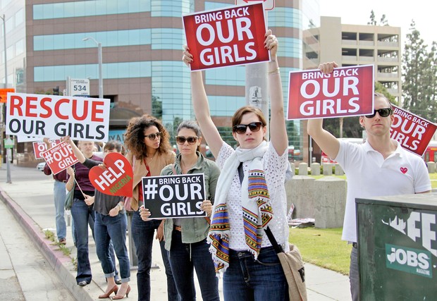 Anne Hathaway protesta em Los Angeles (Foto: Agência Grosby Group)