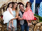 Luciano Camargo comemora 3 anos das gêmeas com festa das princesas