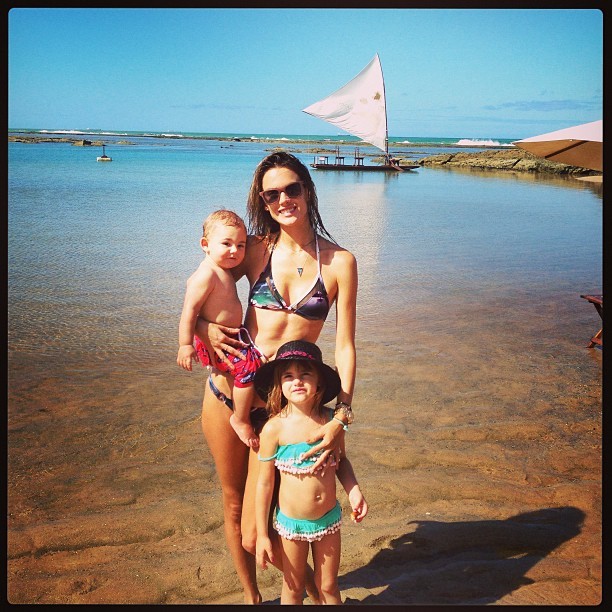 Alessandra Ambrosio com os filhos (Foto: Reprodução/Instagram)