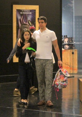 Enzo Celulari com a irmã, Sophia, em shopping no Rio (Foto: Daniel Delmiro/ Ag. News)