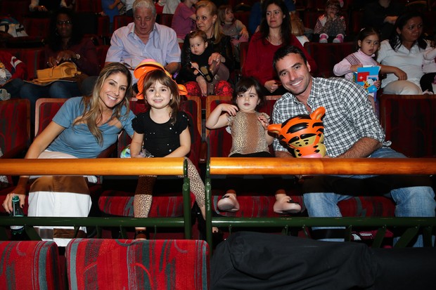 Patricia Maldonado e o marido e as filhas (Foto: Manuela Scarpa / Foto Rio News)
