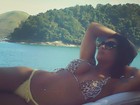 De biquíni, Scheila Carvalho relaxa em praia : 'Estava precisando!' 